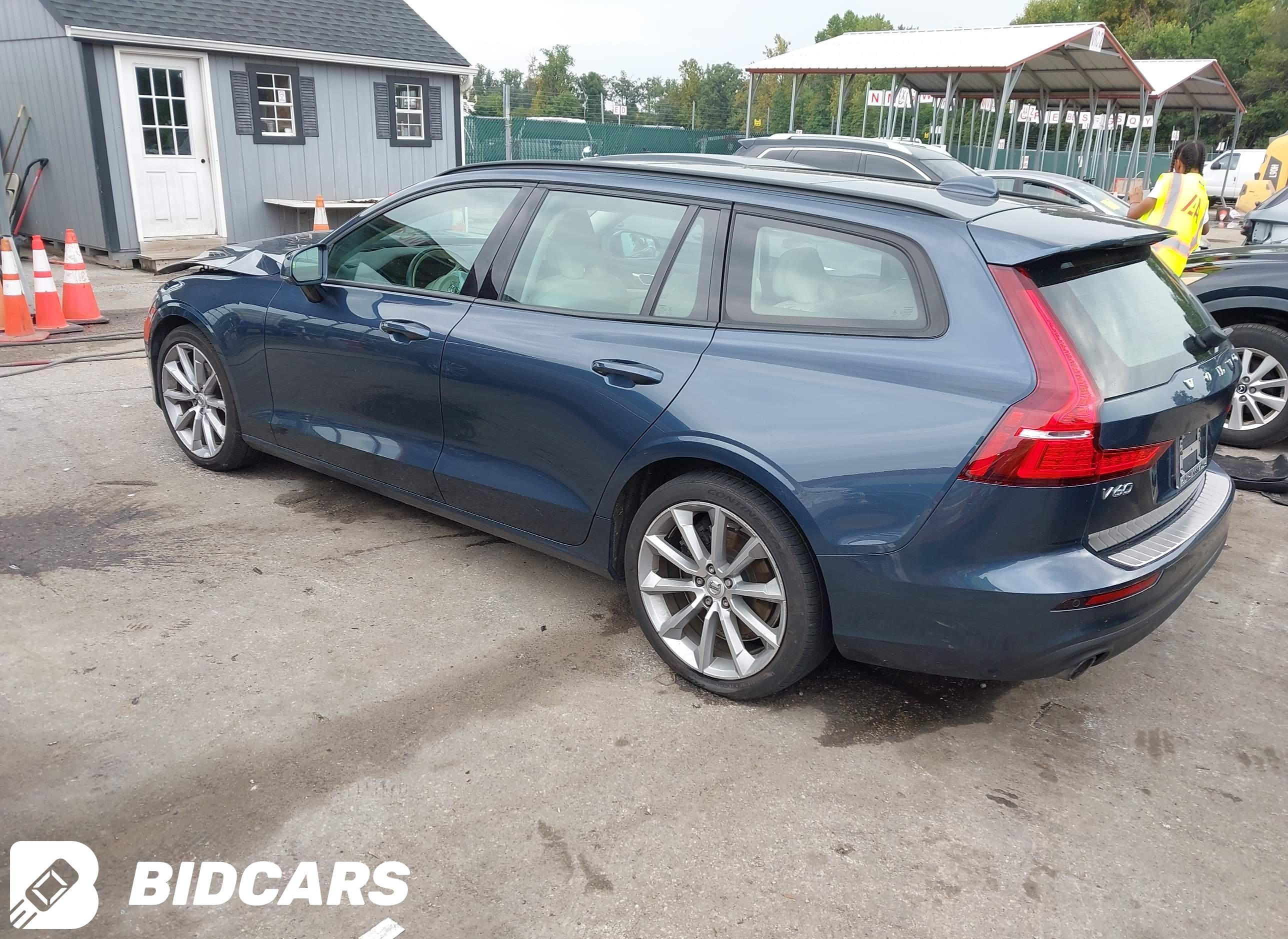 2020 Volvo V60, T5 Momentum