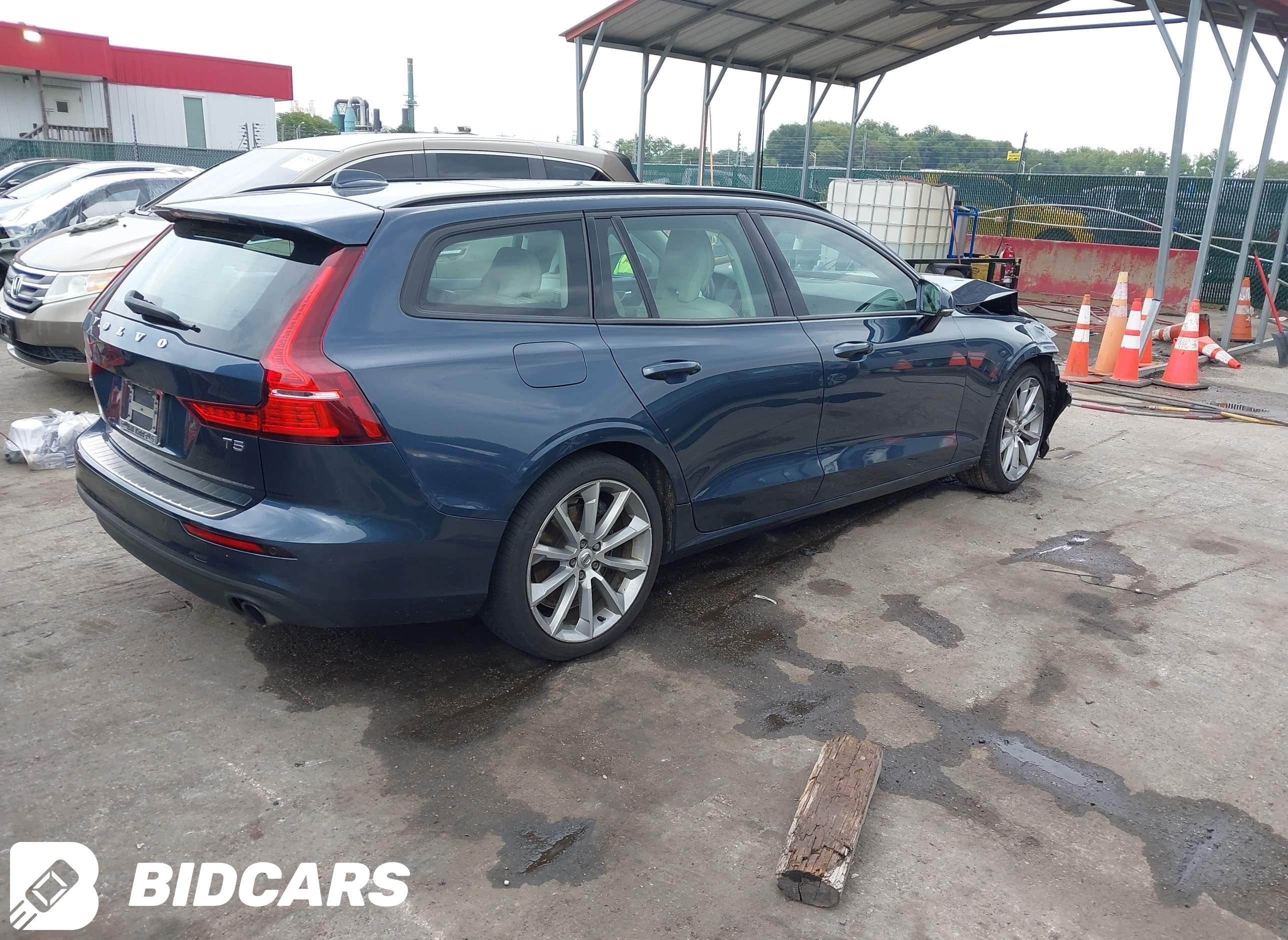 2020 Volvo V60, T5 Momentum
