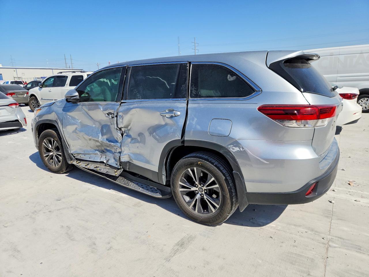 2019 Toyota Highlander, LE
