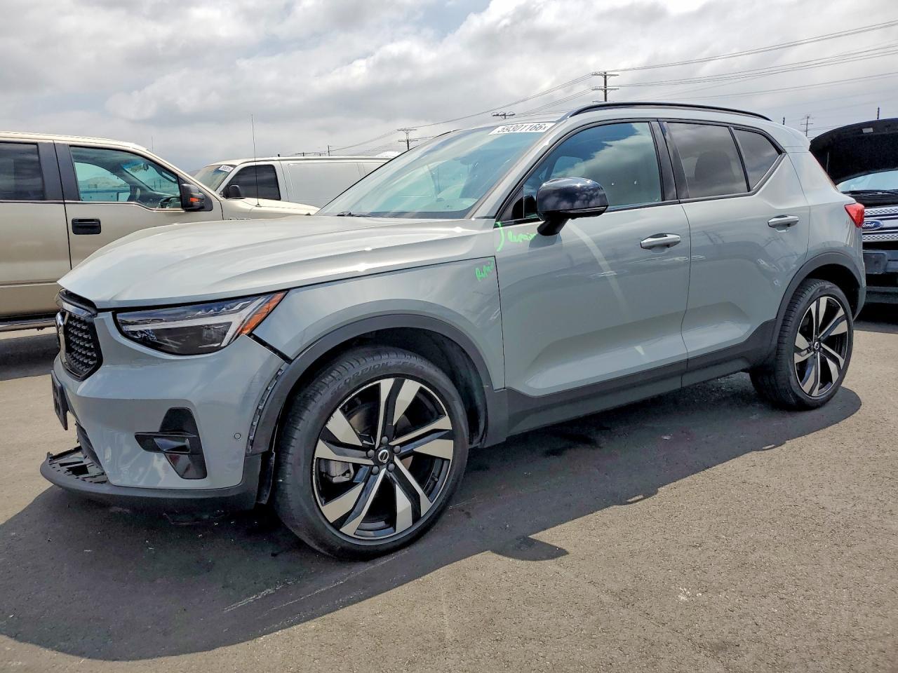 2024 Volvo XC40, Plus