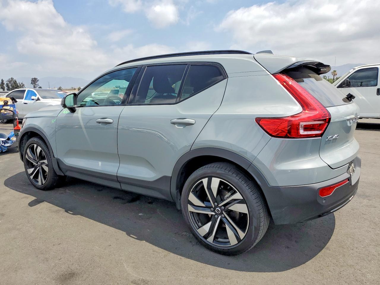 2024 Volvo XC40, Plus