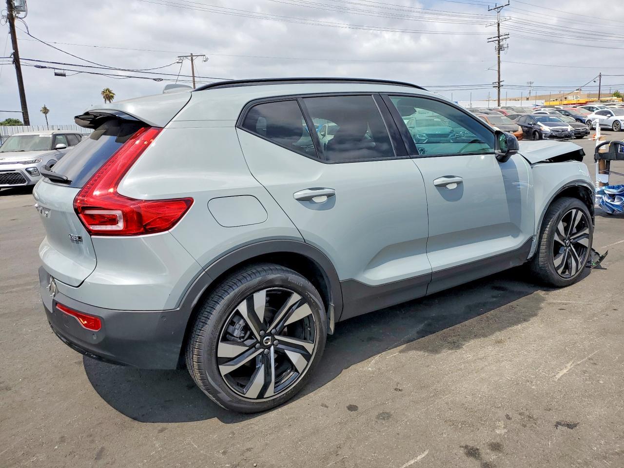 2024 Volvo XC40, Plus