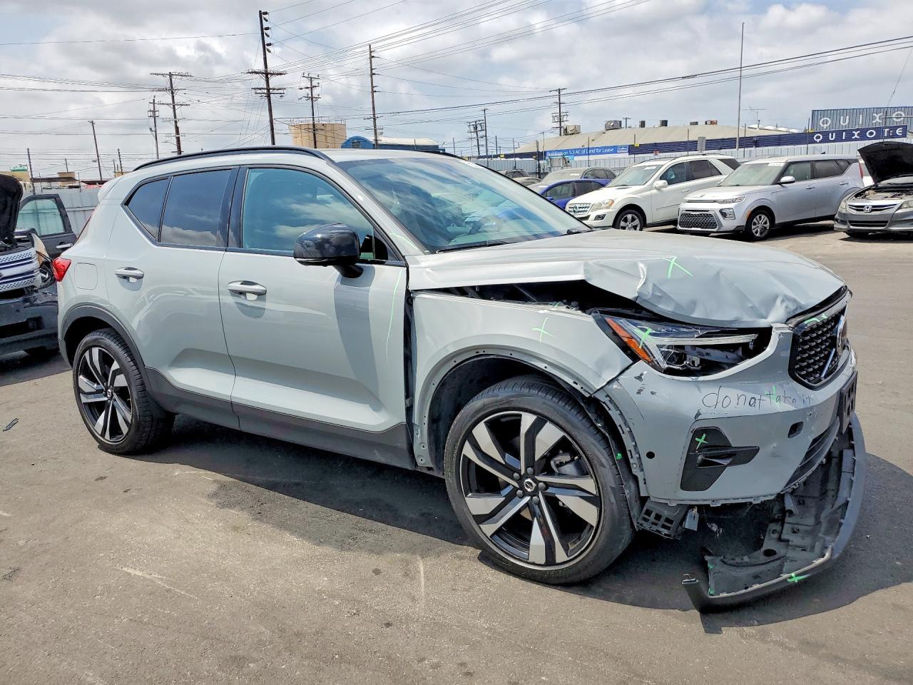 2024 Volvo XC40, Plus