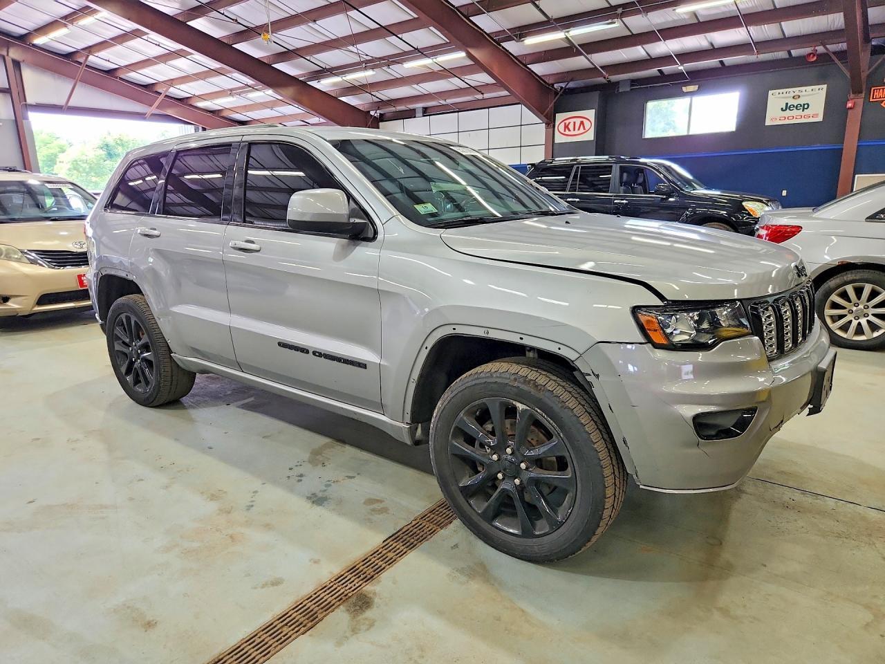 2020 Jeep Grand Cherokee, Laredo