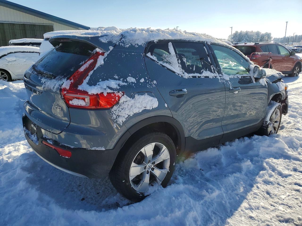 2020 Volvo XC40, T5 Momentum