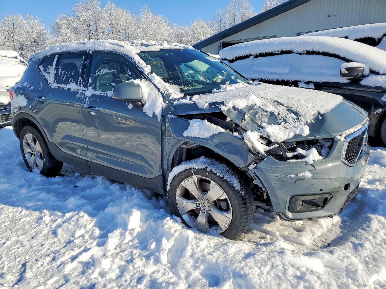 2020 Volvo XC40, T5 Momentum