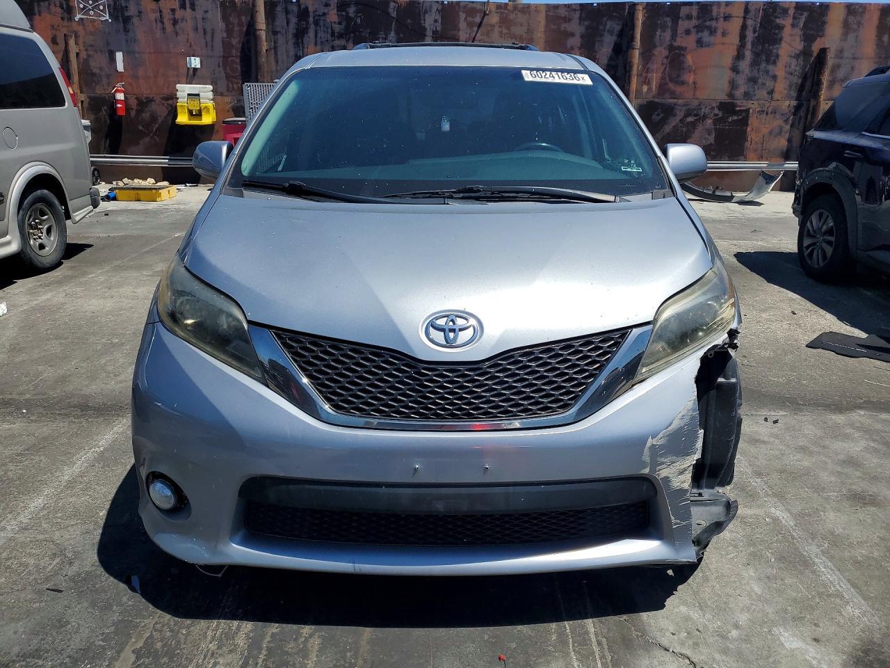 2017 Toyota Sienna, SE
