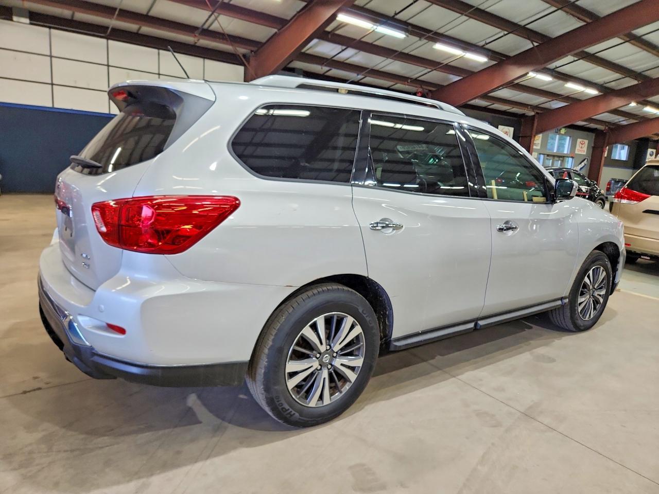 2017 Nissan Pathfinder, SV