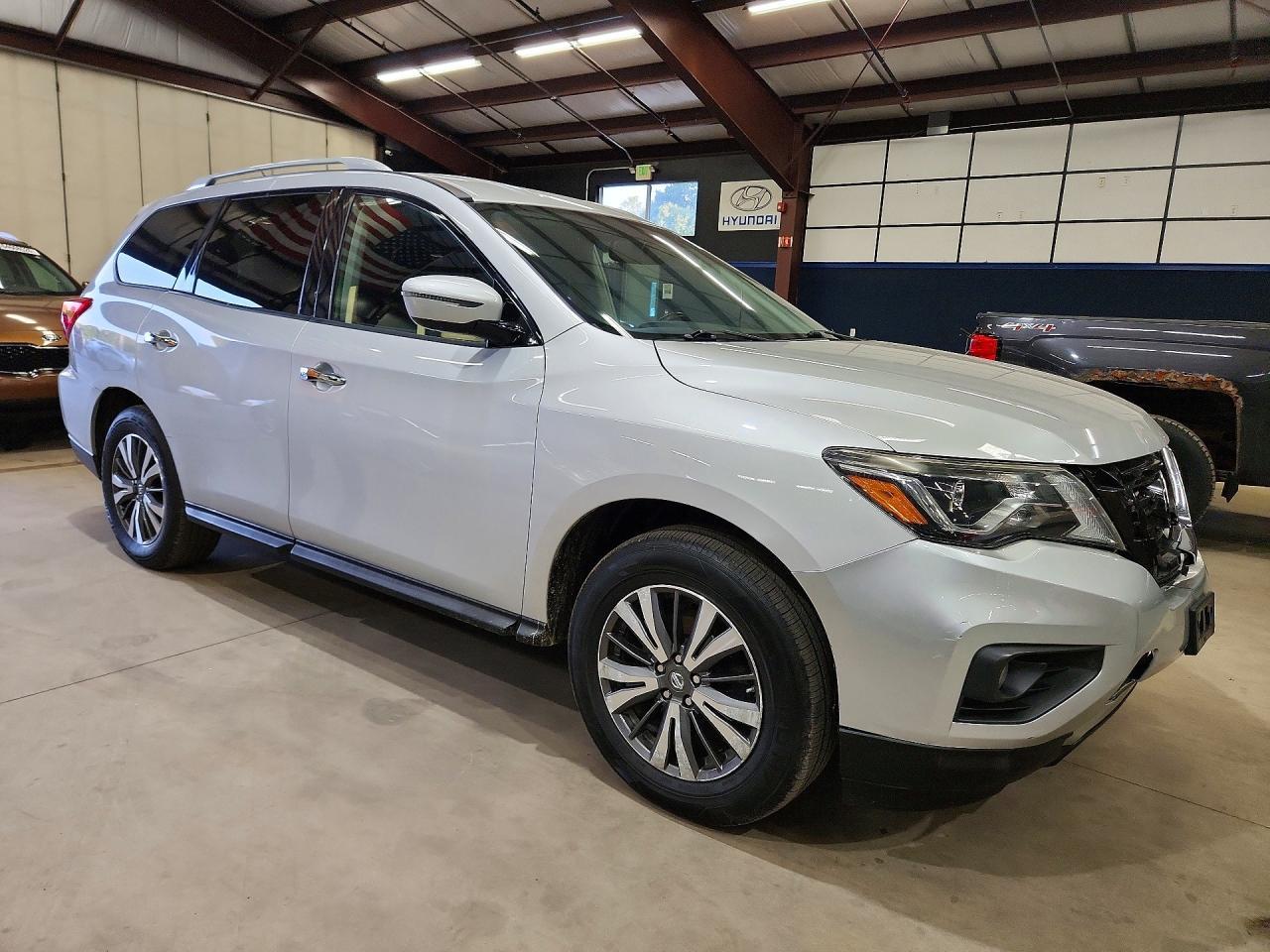 2017 Nissan Pathfinder, SV