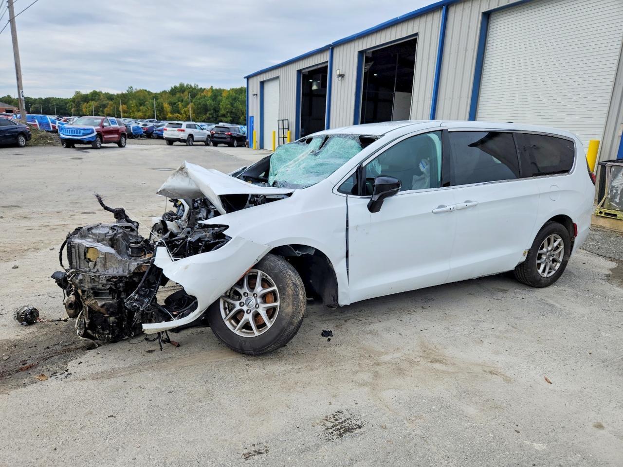 2025 Chrysler Pacifica, Select