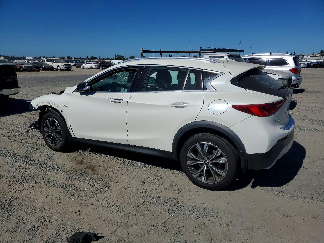2018 Infiniti QX30, Essential