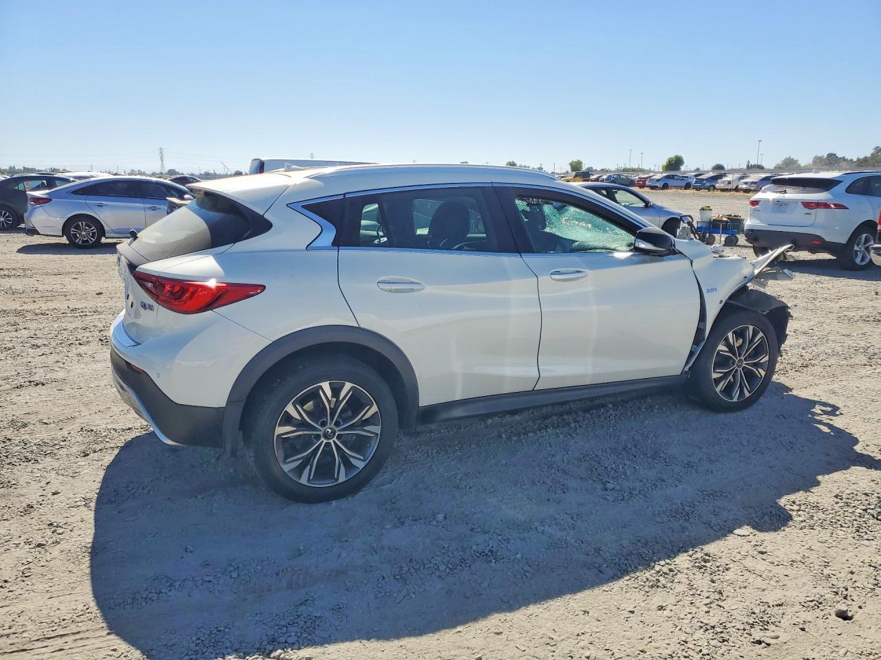 2018 Infiniti QX30, Essential