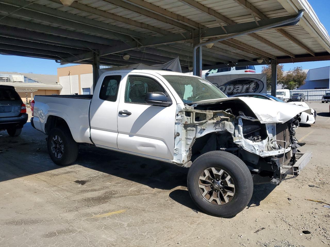 2016 Toyota Tacoma, SR