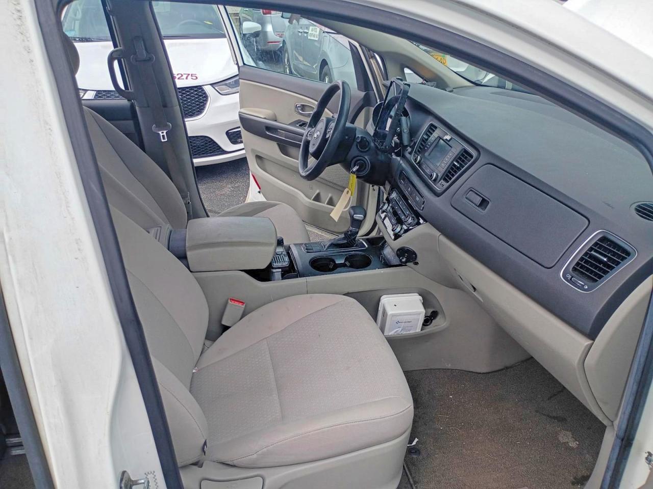 2017 KIA Sedona, L