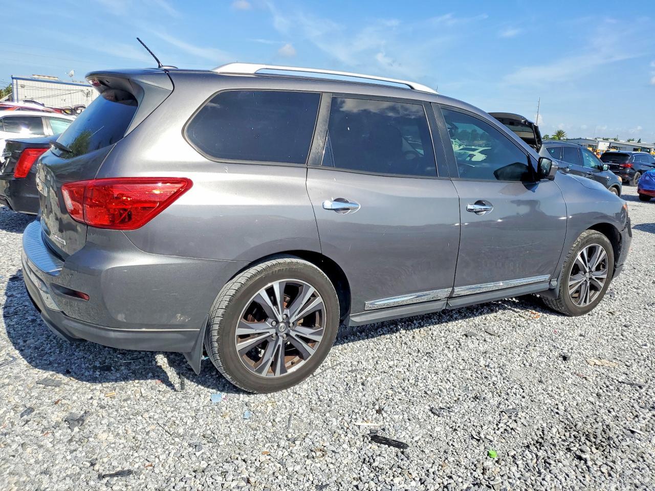 2017 Nissan Pathfinder, Platinum