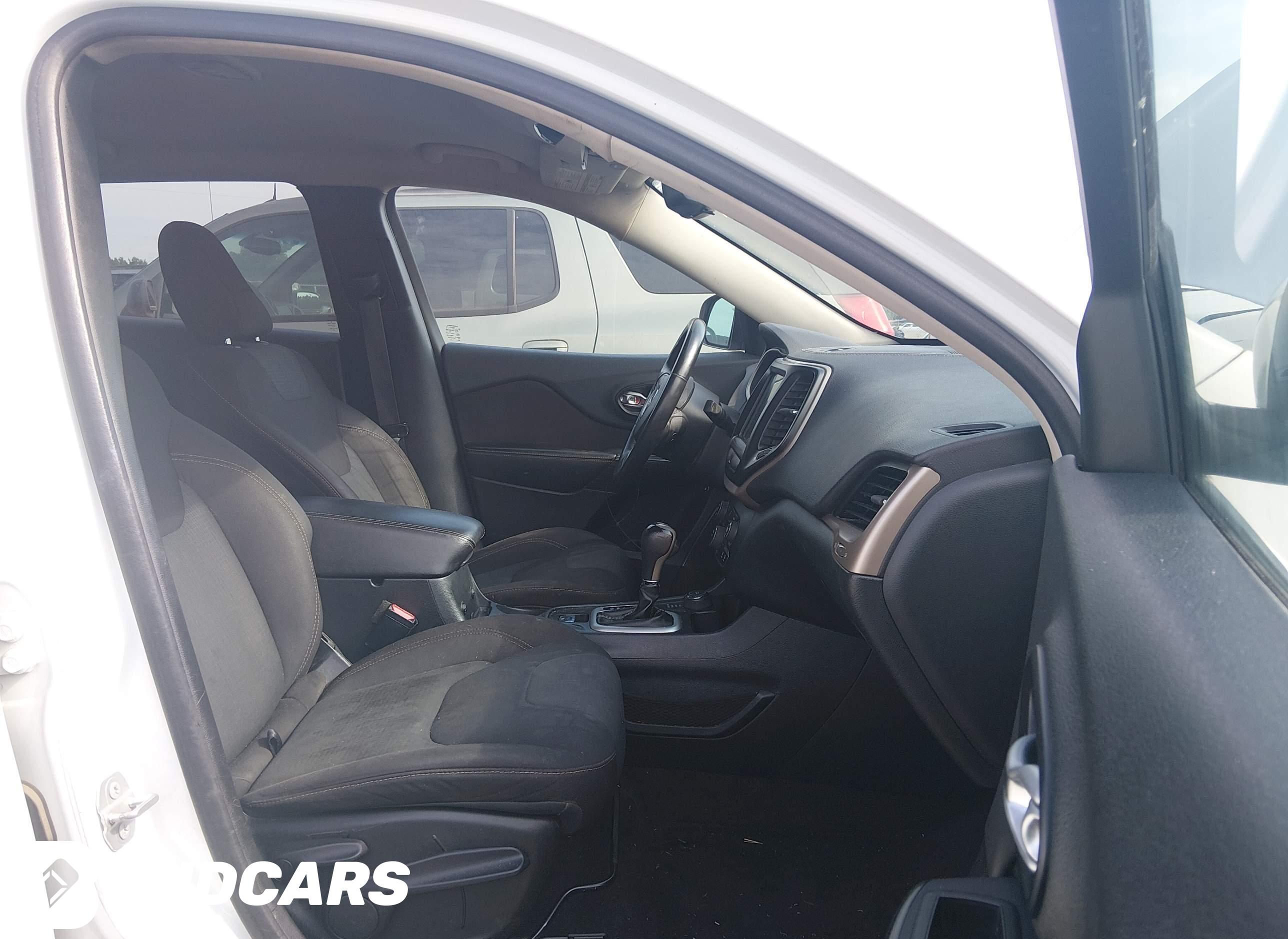 2016 Jeep Cherokee, Latitude