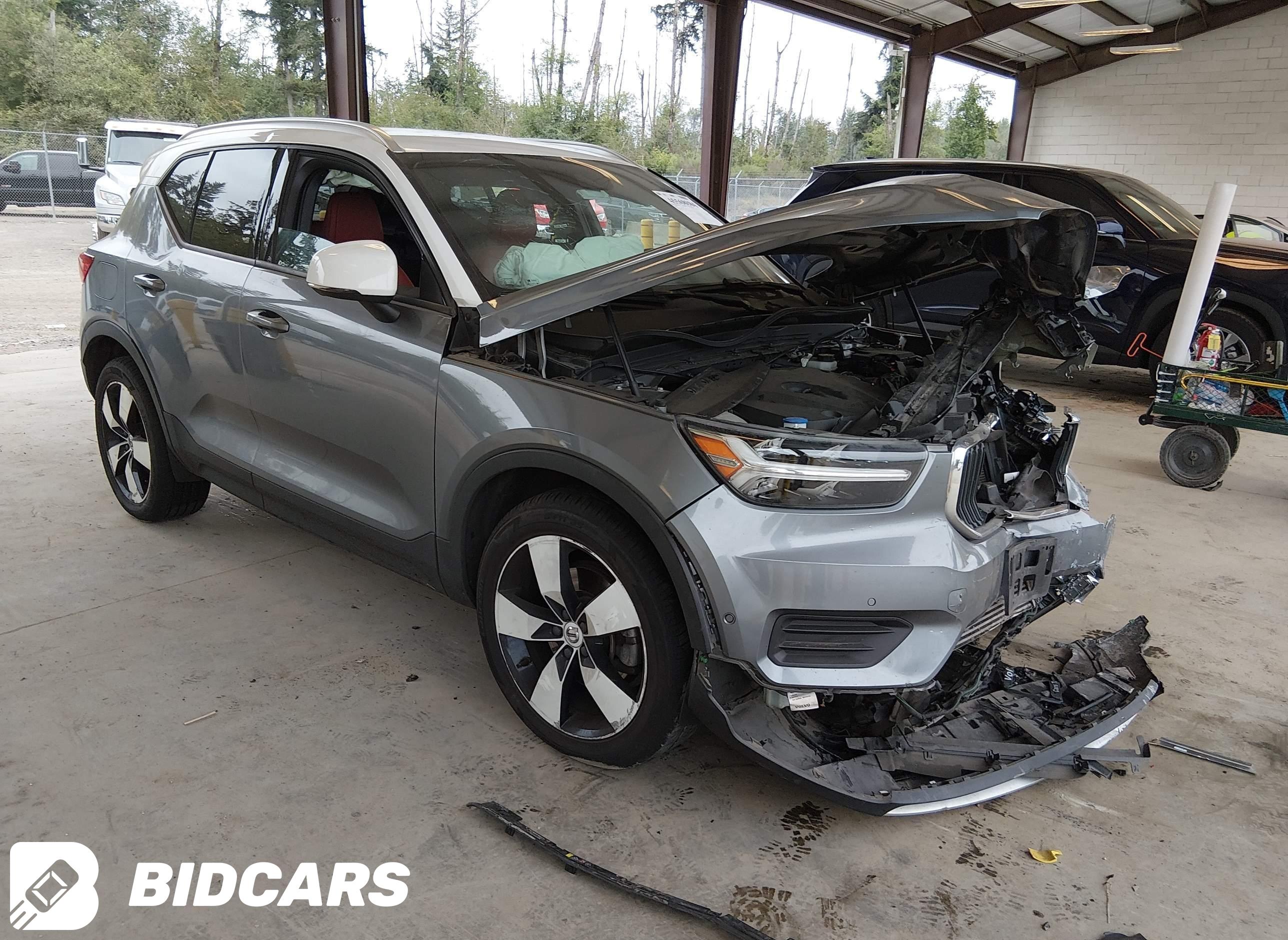 2019 Volvo XC40, T5 Momentum
