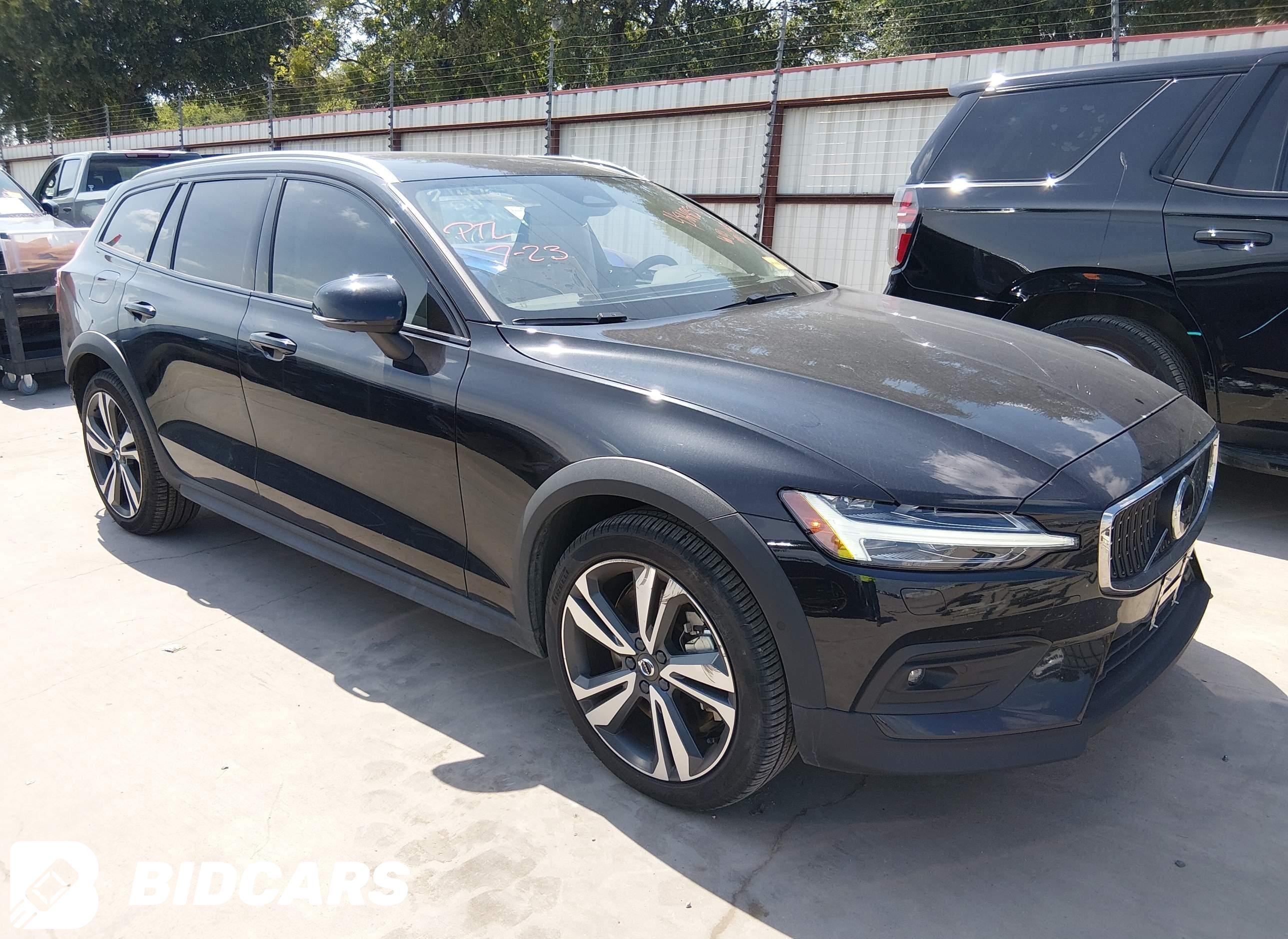 2025 Volvo V60, Cross Country...