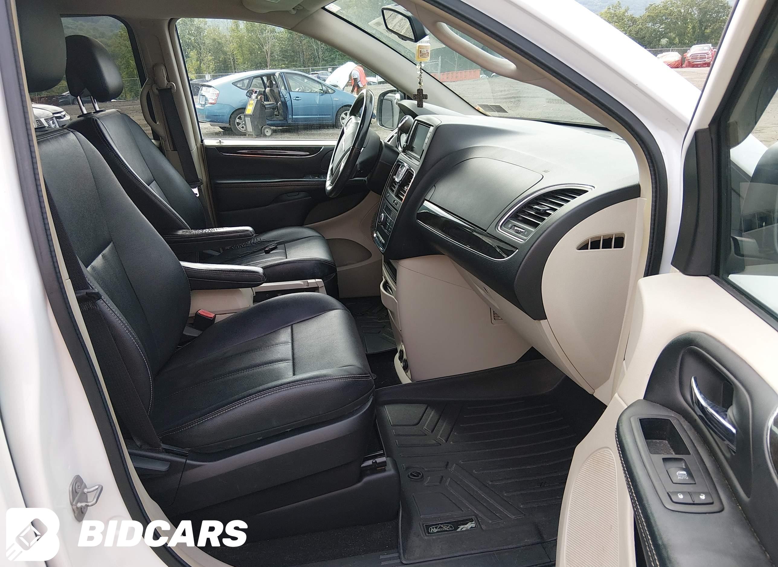 2016 Chrysler Town and Countr...