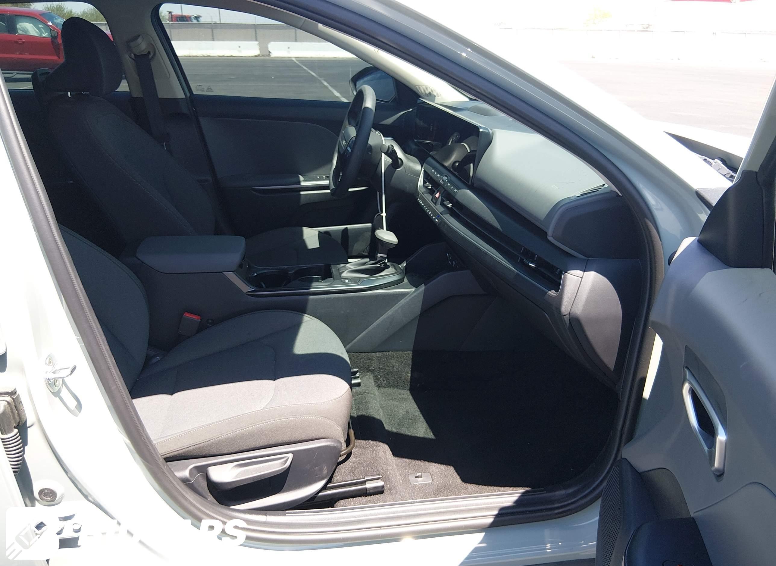 2025 KIA K4, Lxs