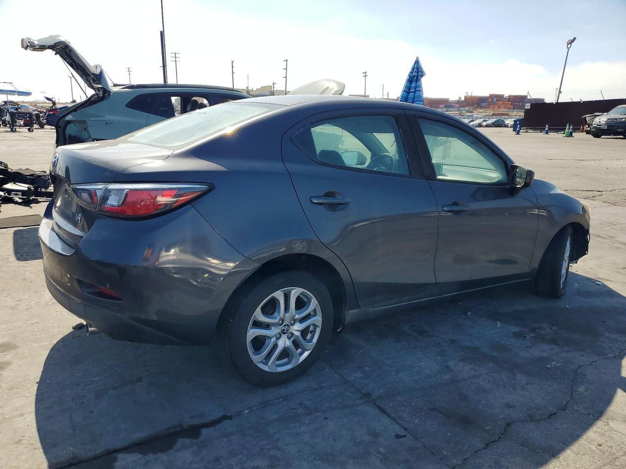 2017 Toyota Yaris, Base