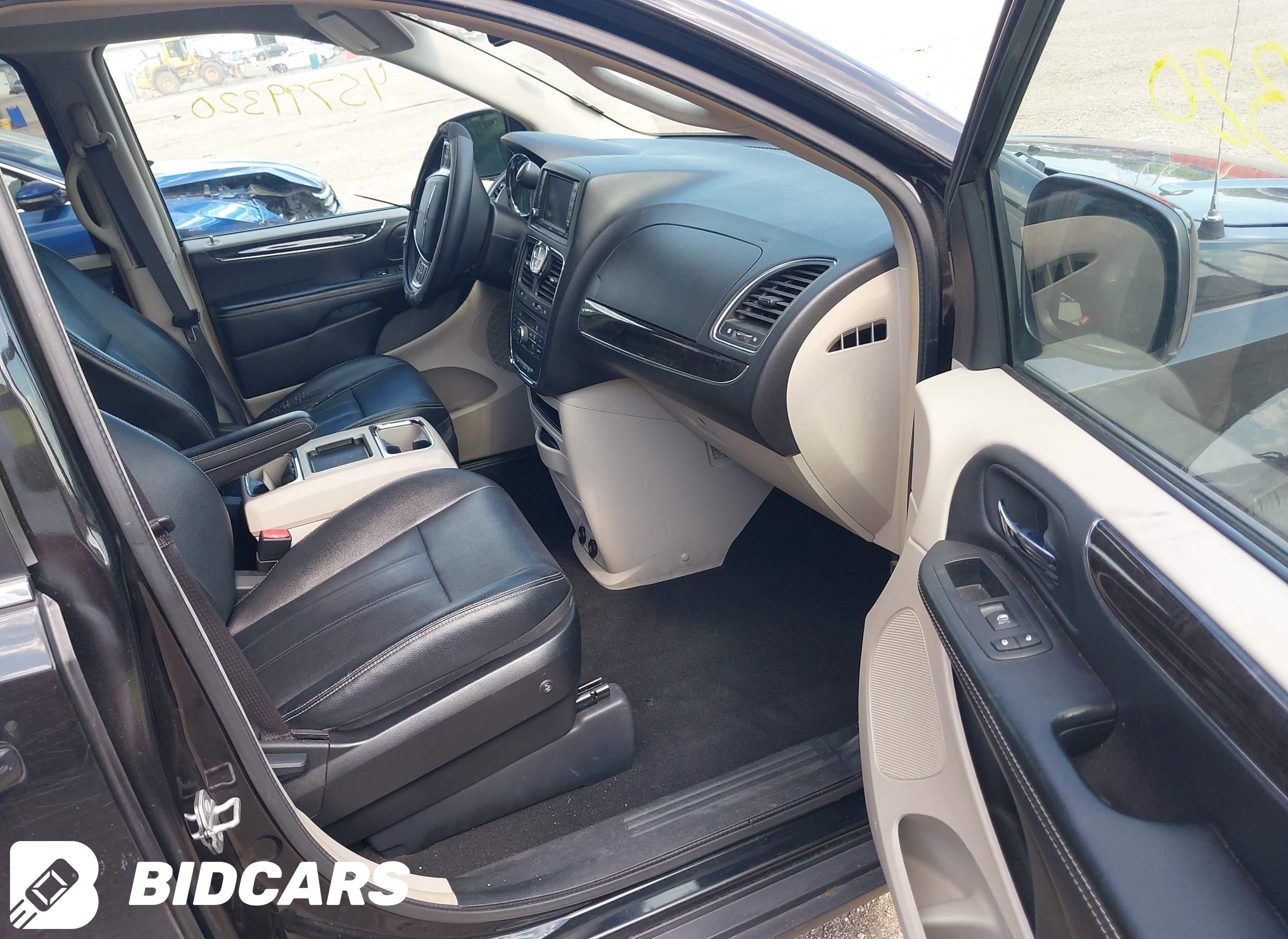 2016 Chrysler Town and Countr...