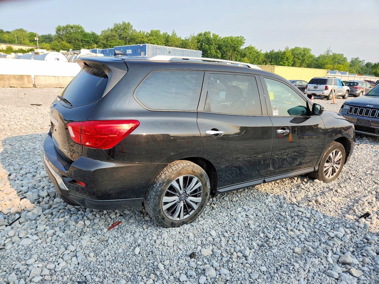 2019 Nissan Pathfinder, S