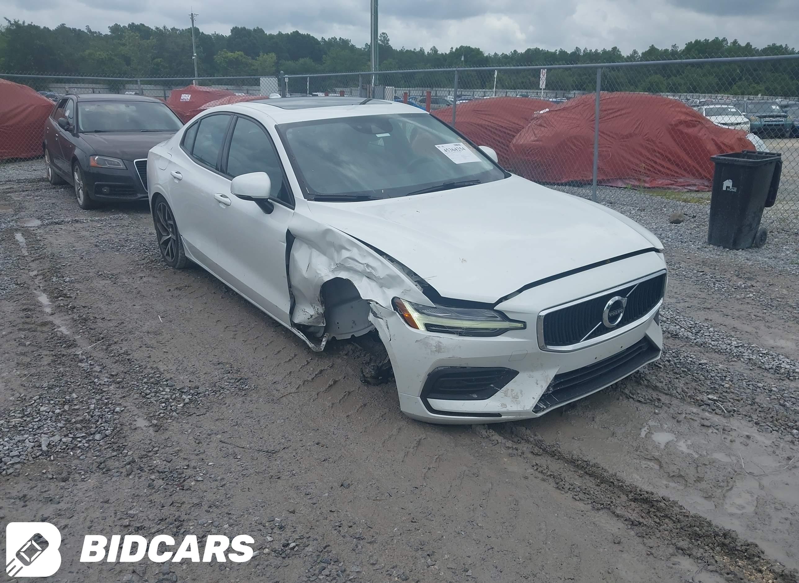 2020 Volvo S60, T6 Momentum