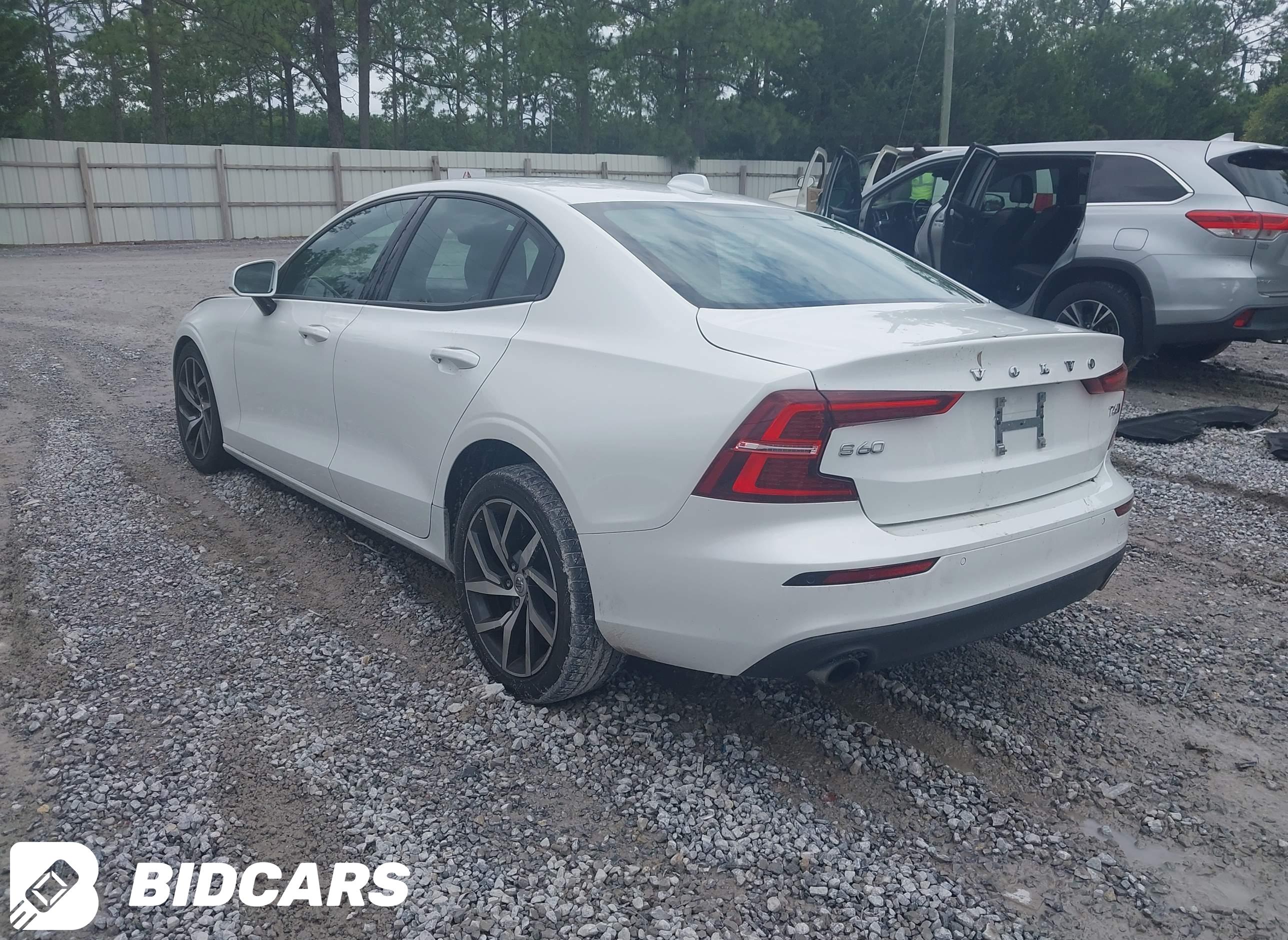 2020 Volvo S60, T6 Momentum