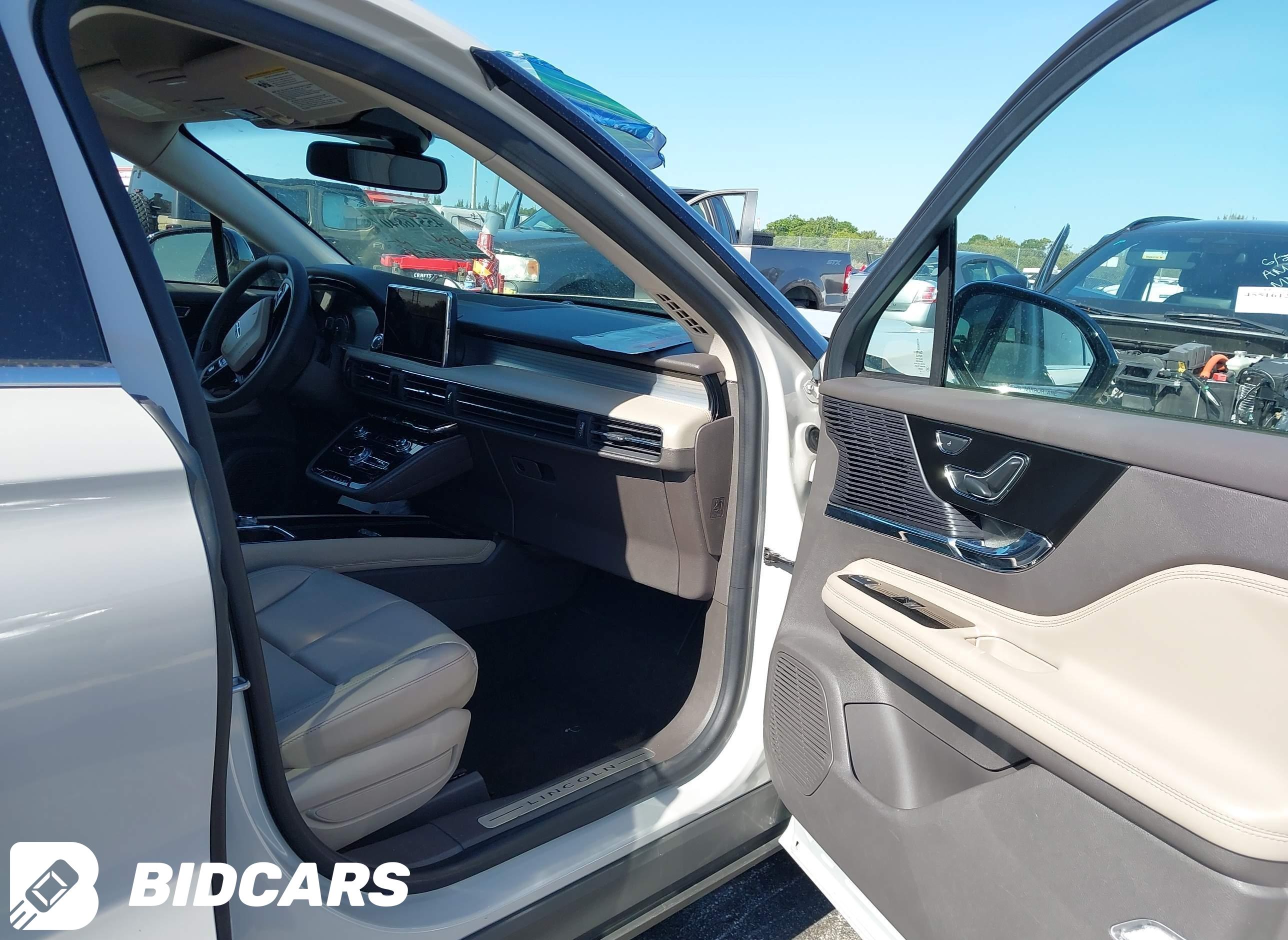 2022 Lincoln Corsair, Standard