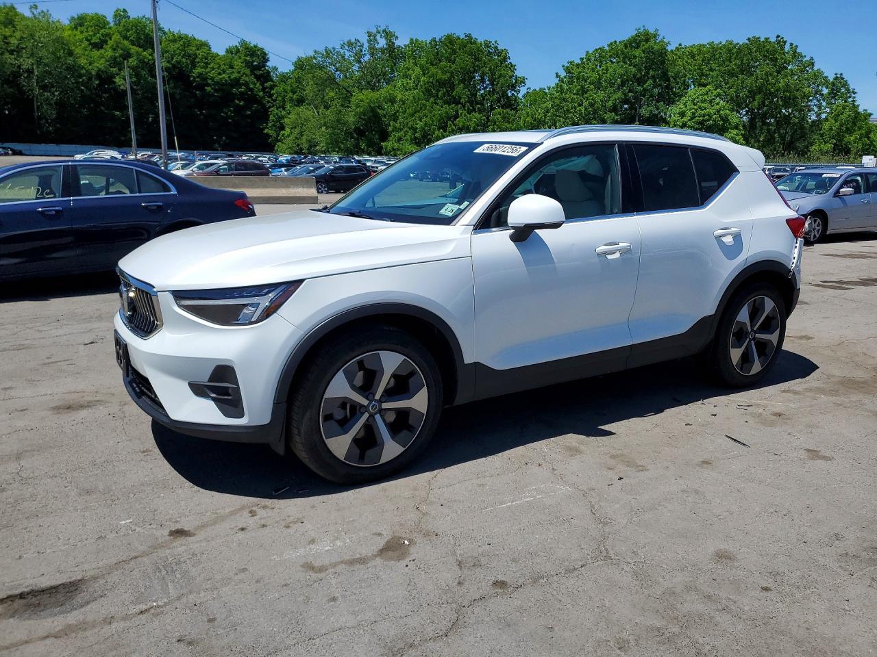 2023 Volvo XC40, Plus