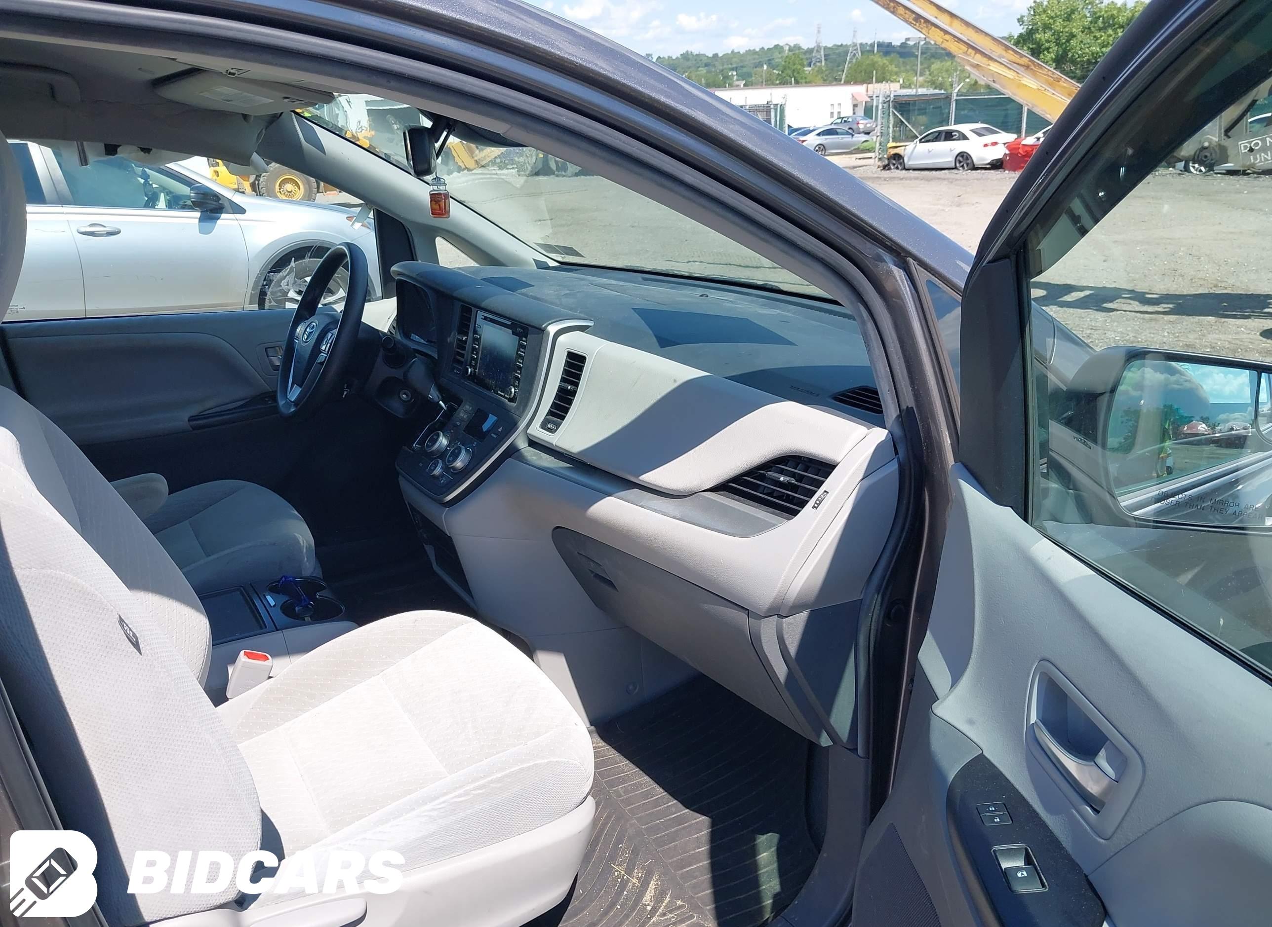 2020 Toyota Sienna, LE