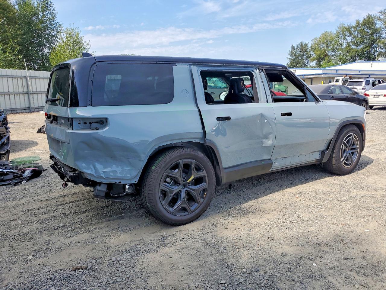 2025 Rivian R1S, Adventure