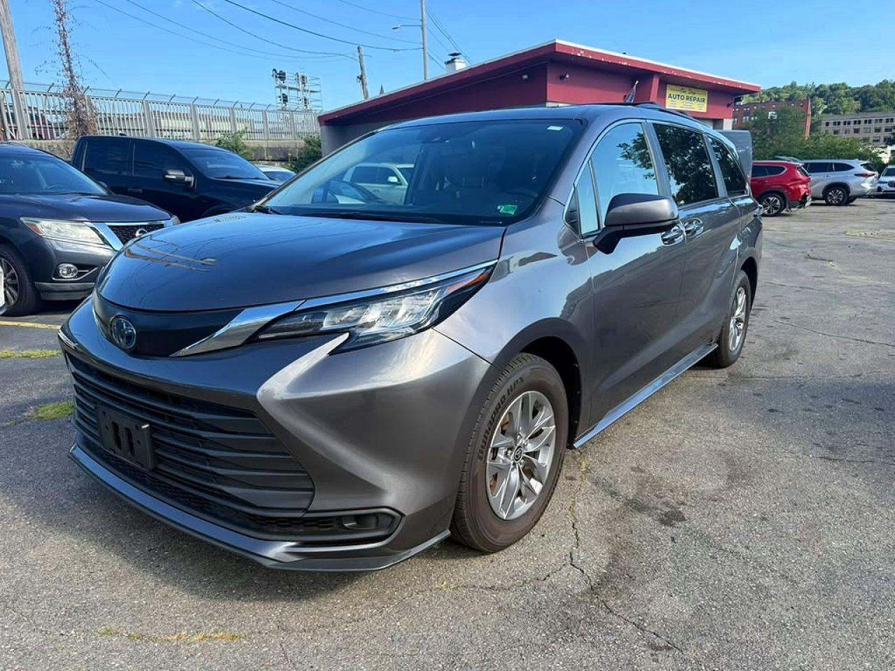 2022 Toyota Sienna, LE