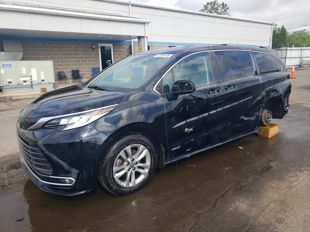 2021 Toyota Sienna, Limited 7...