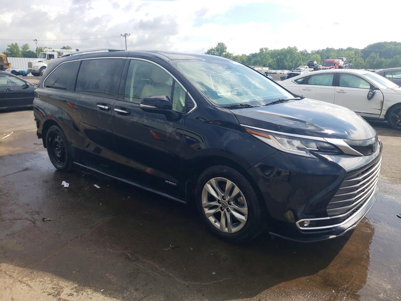 2021 Toyota Sienna, Limited 7...
