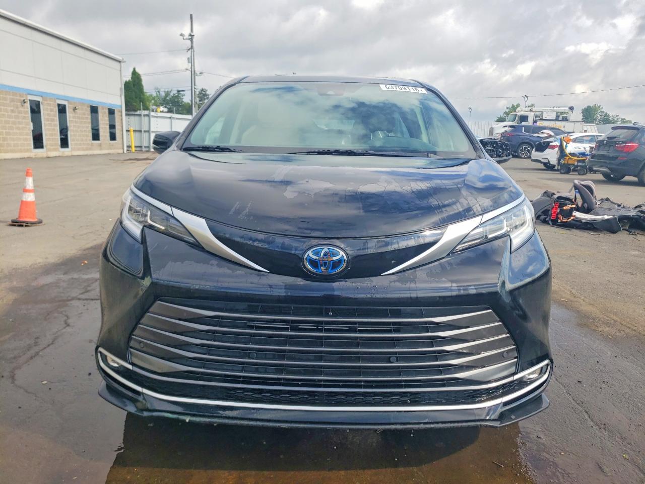 2021 Toyota Sienna, Limited 7...