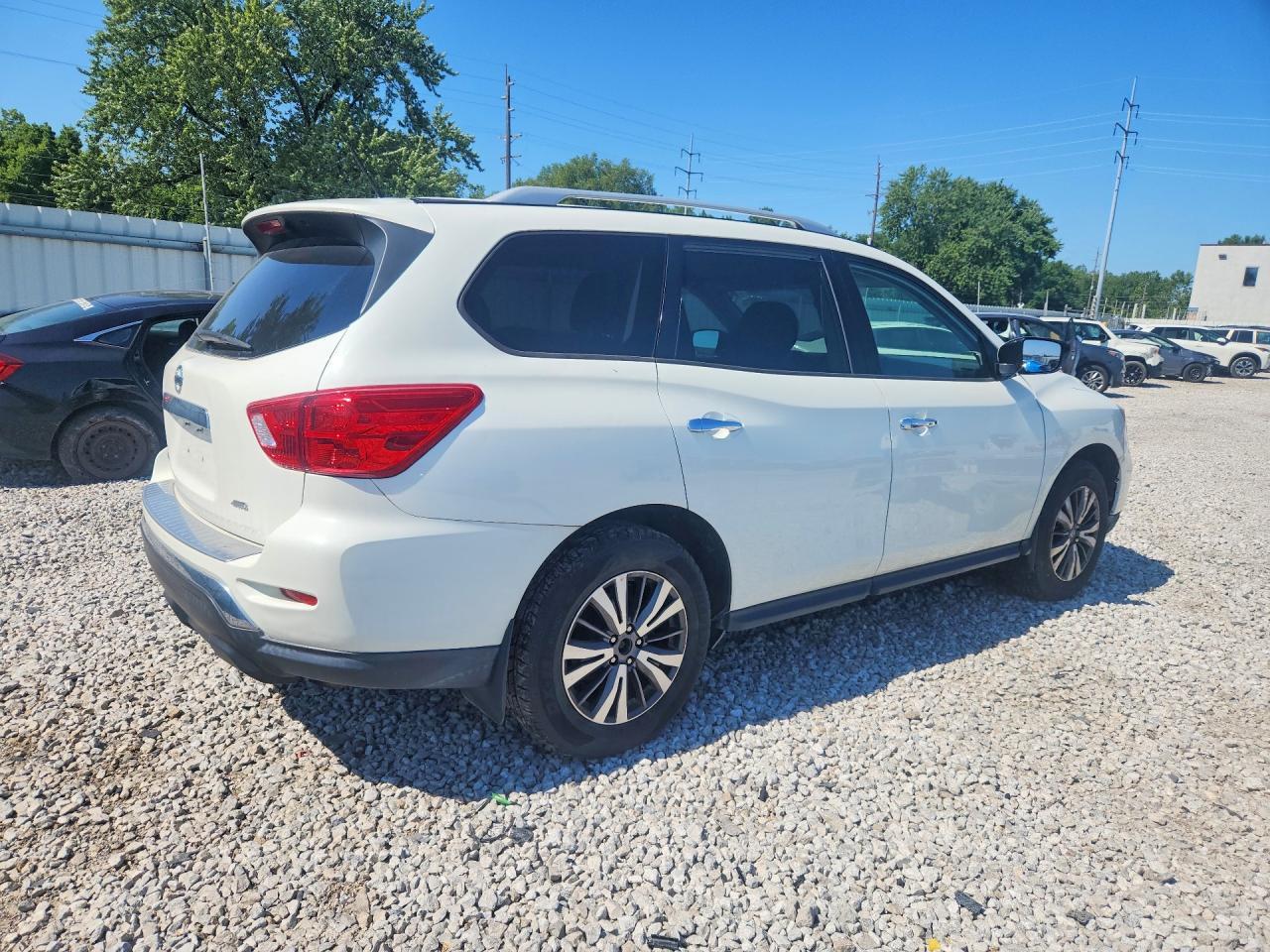 2017 Nissan Pathfinder, S