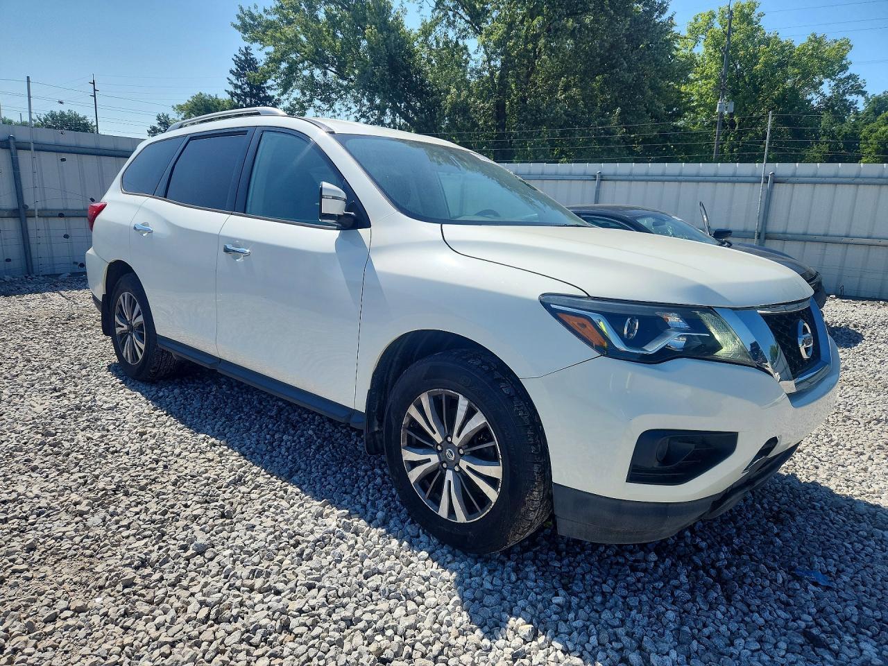 2017 Nissan Pathfinder, S
