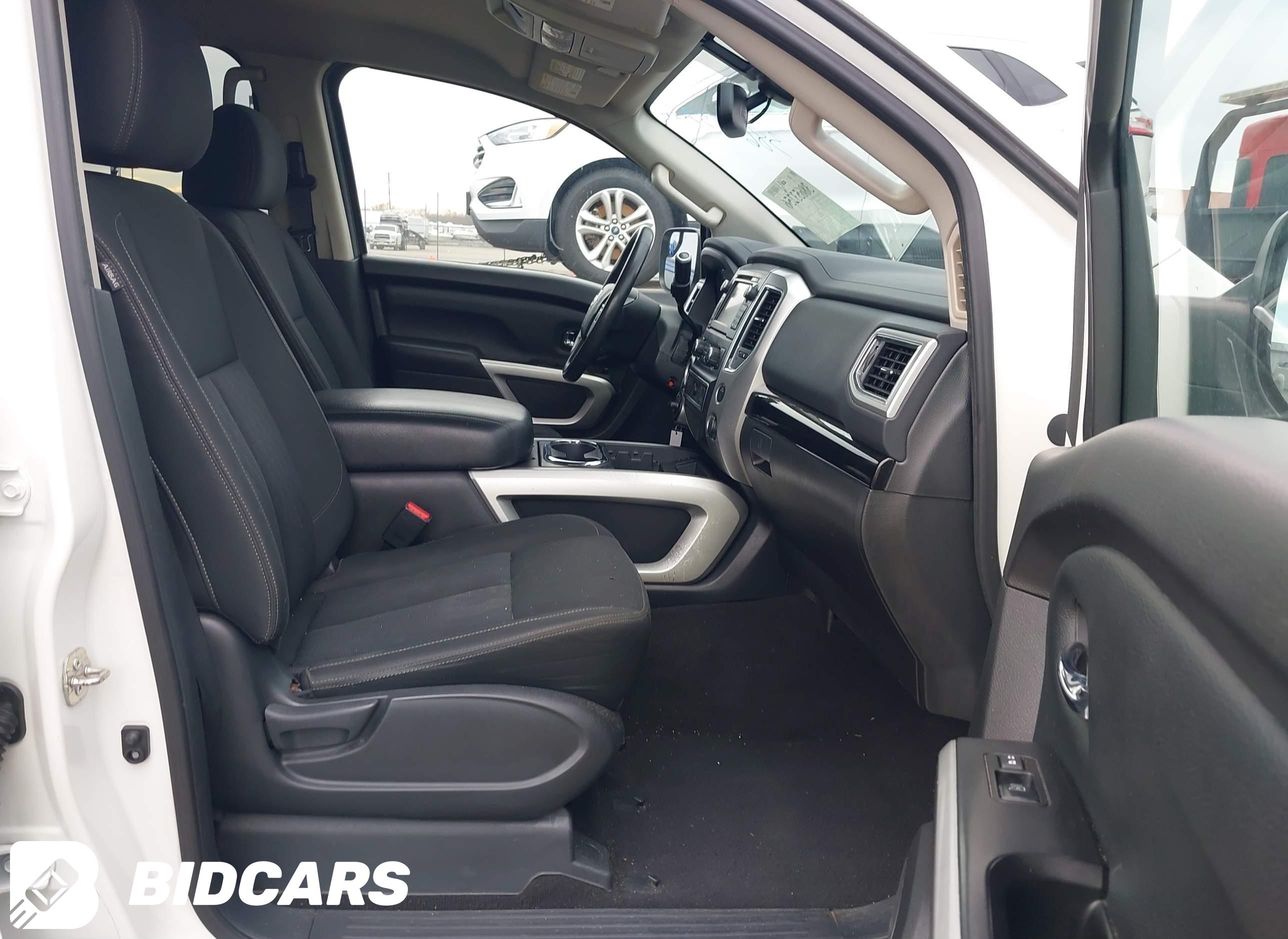 2017 Nissan Titan, SV