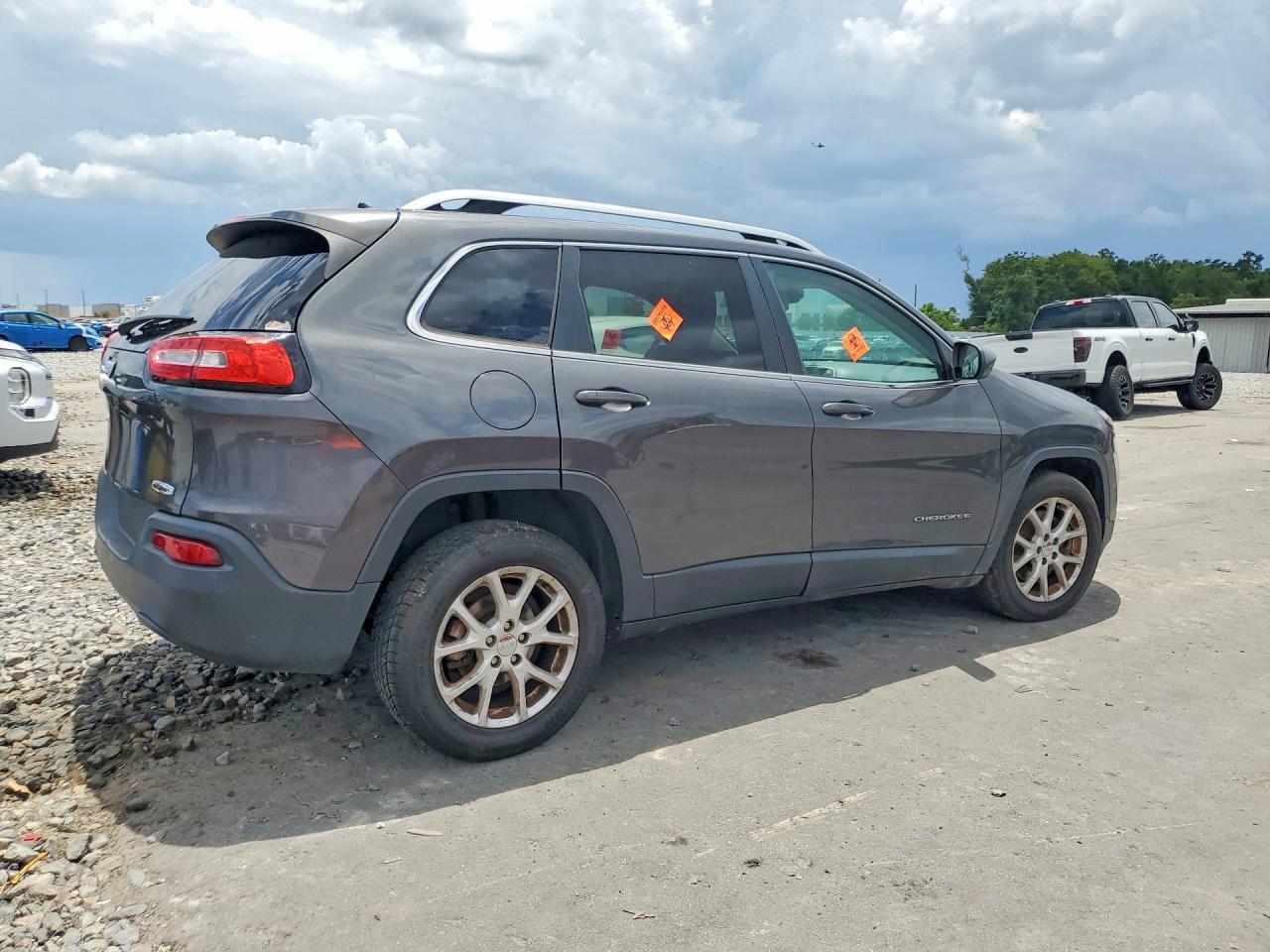 2016 Jeep Cherokee, Latitude