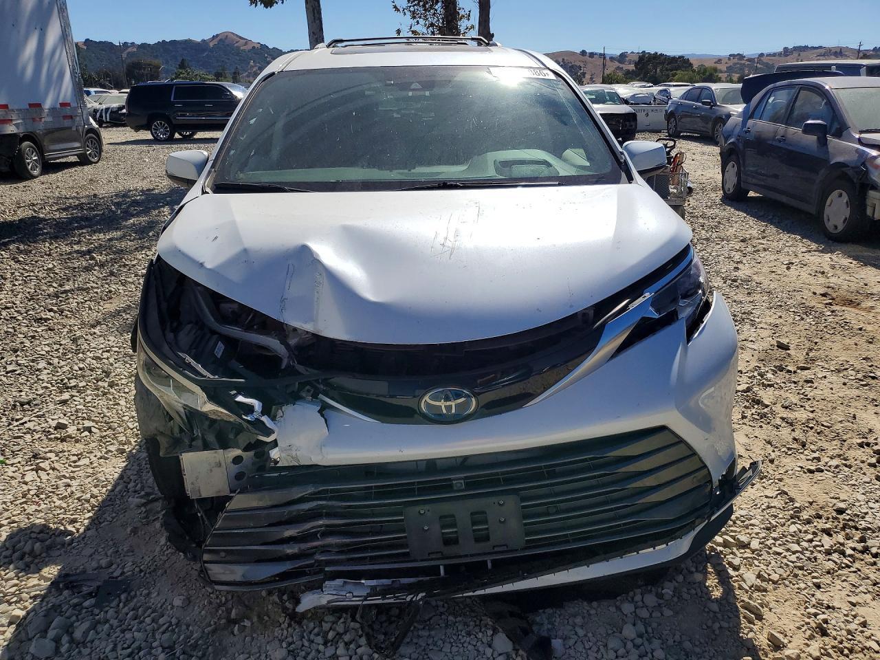 2022 Toyota Sienna, Platinum...