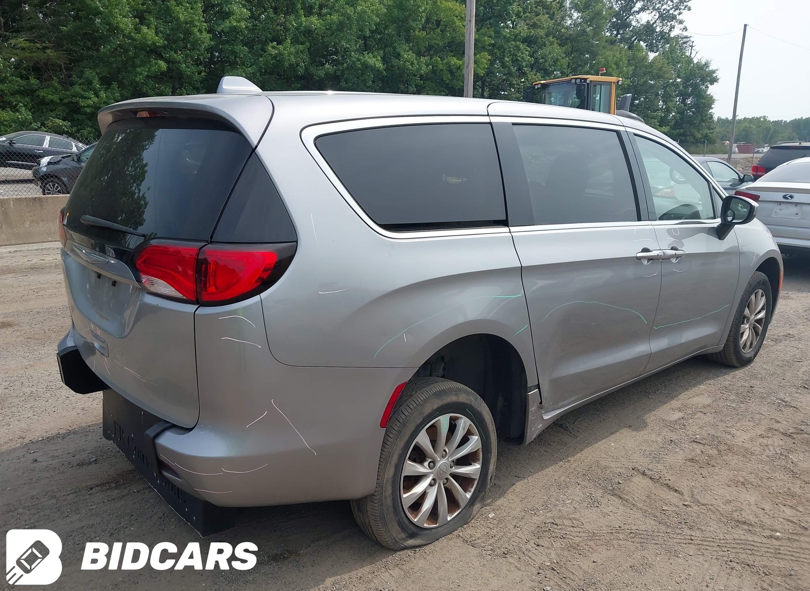 2017 Chrysler Pacifica, Touring