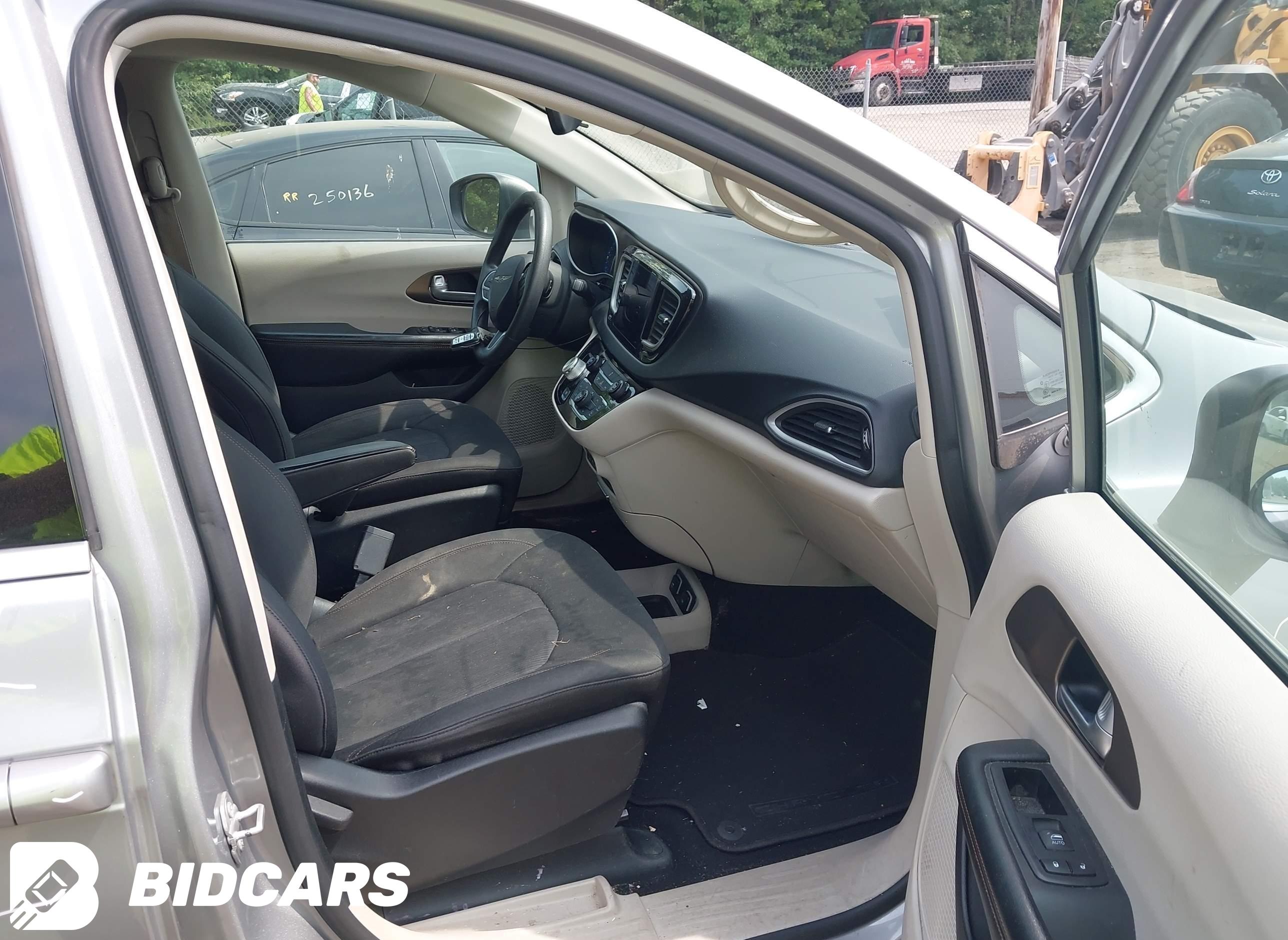 2017 Chrysler Pacifica, Touring