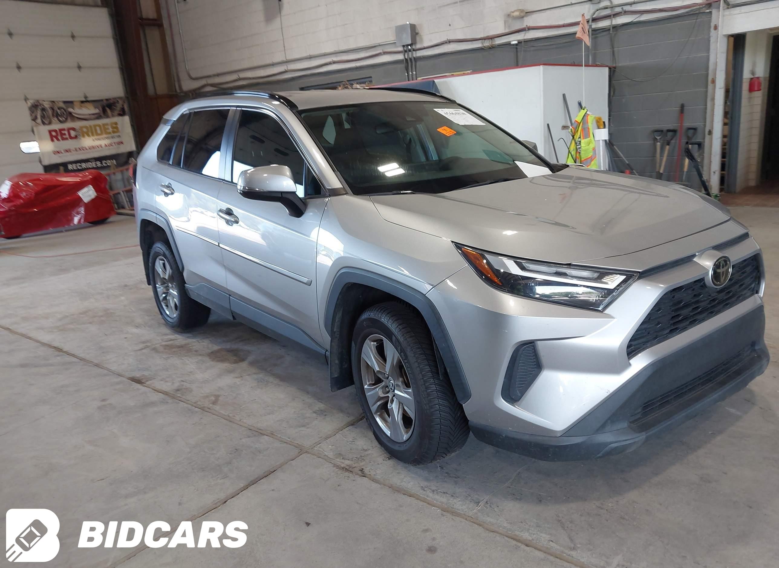 2022 Toyota RAV4, Xle