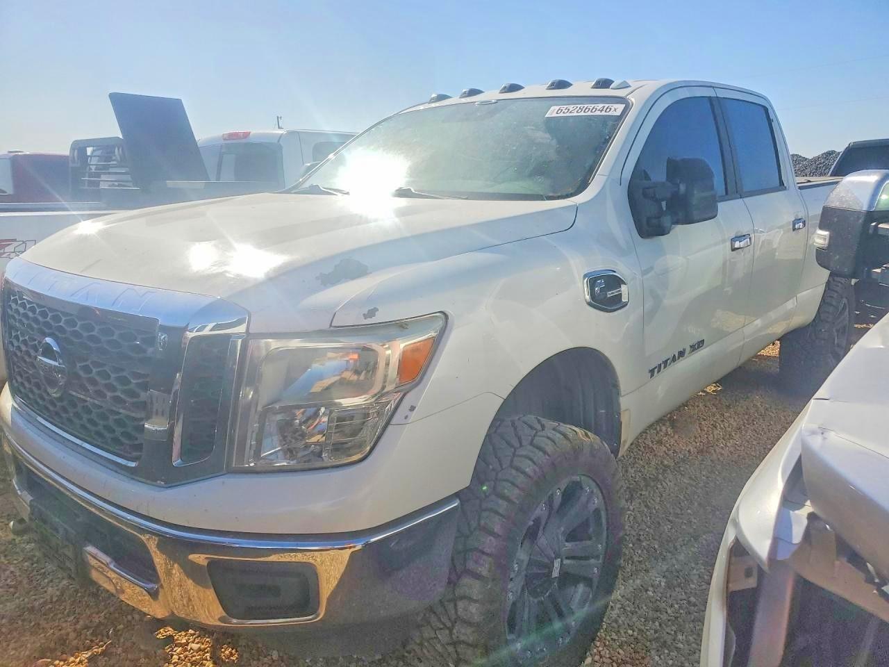 2017 Nissan Titan, SV