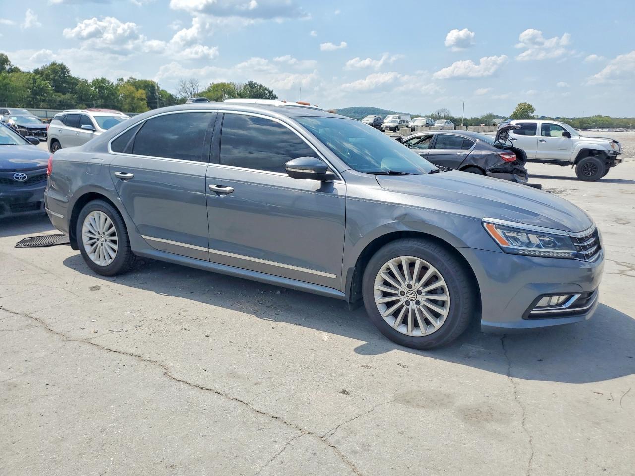 2016 Volkswagen Passat, SE