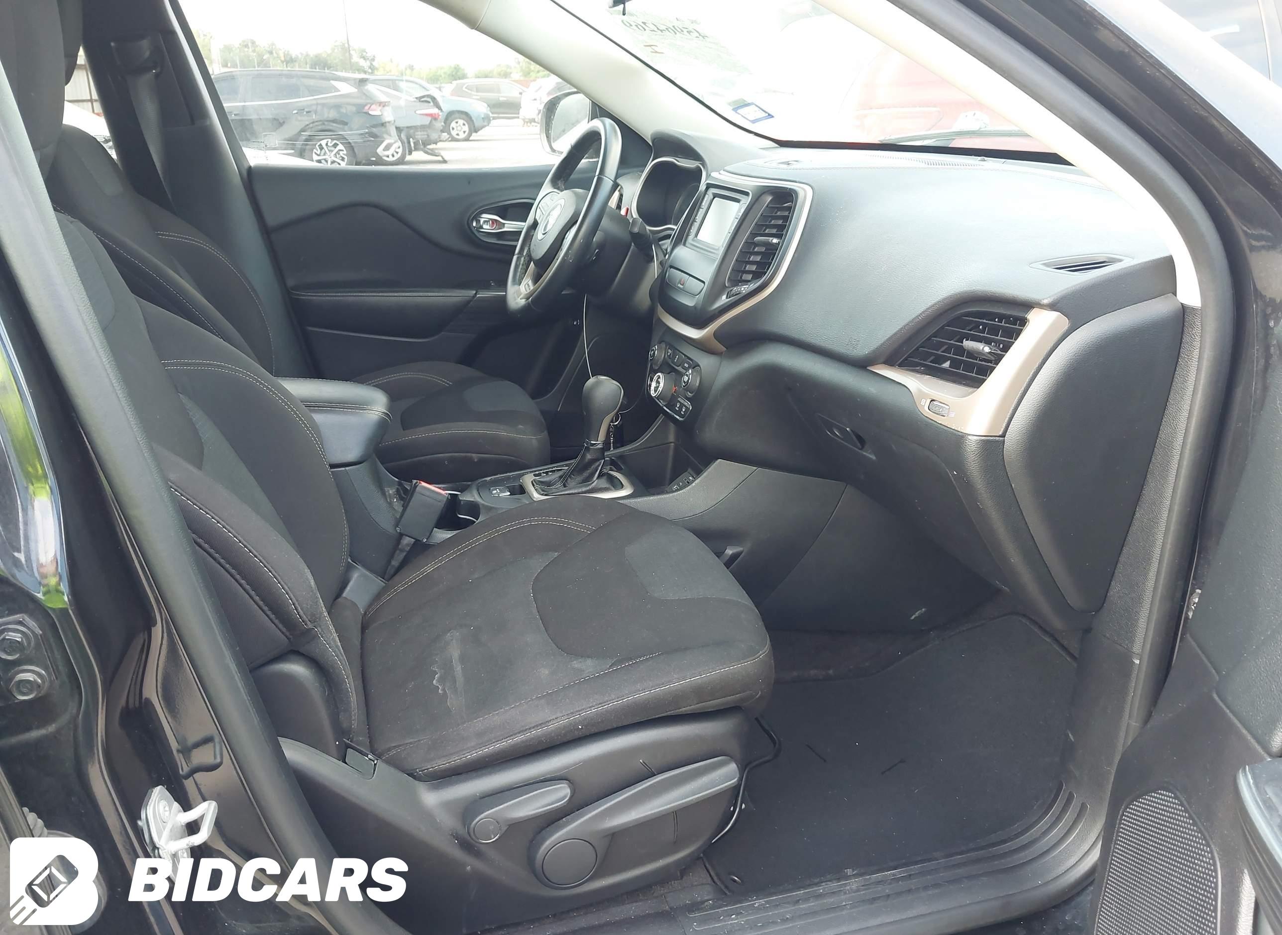 2016 Jeep Cherokee, Latitude