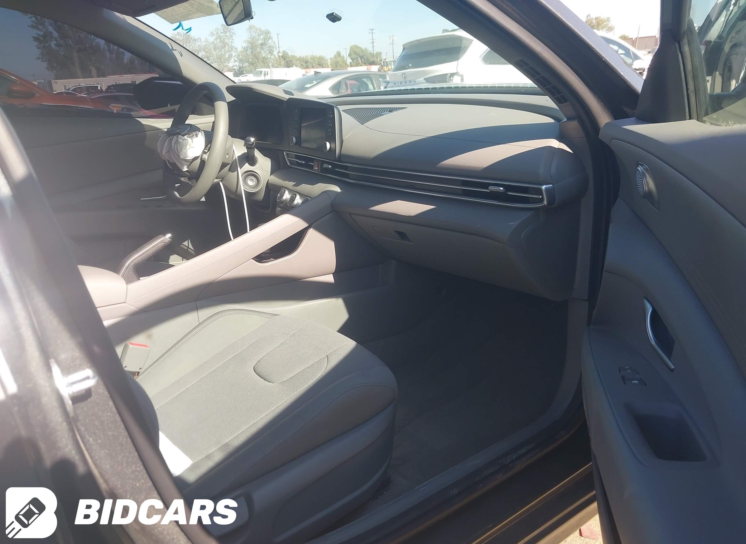 2025 Hyundai Elantra, SE