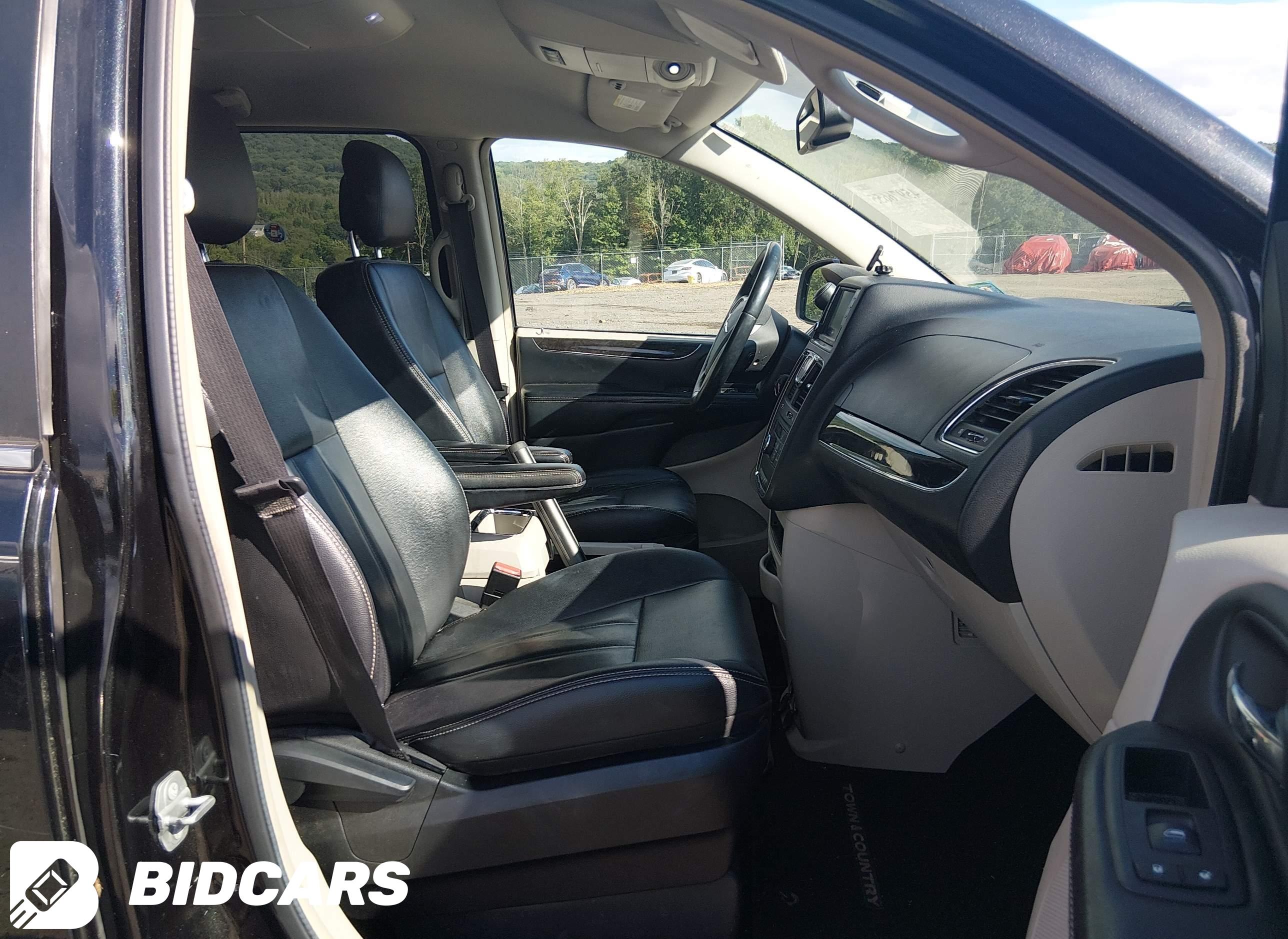 2016 Chrysler Town and Countr...
